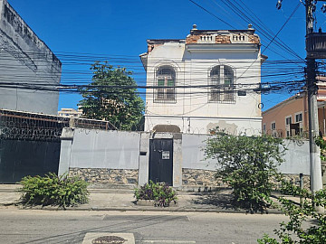 Casa � venda com 250m�, 4 quartos e 3 vagas