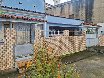 Casa � venda com 150m�, 3 quartos e 4 vagas