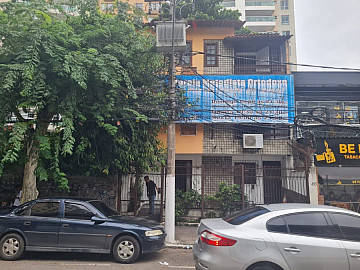 �tima casa no meio de um centro comercial