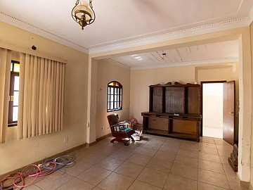 Casa � venda com 250m�, 4 quartos e 3 vagas