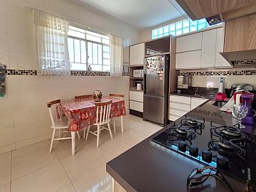 Casa � venda com 110m�, 3 quartos e 5 vagas